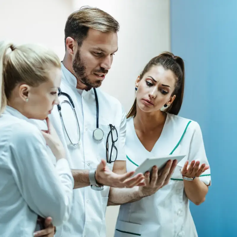 Medico e infermiere che consultano un tablet in ospedale
