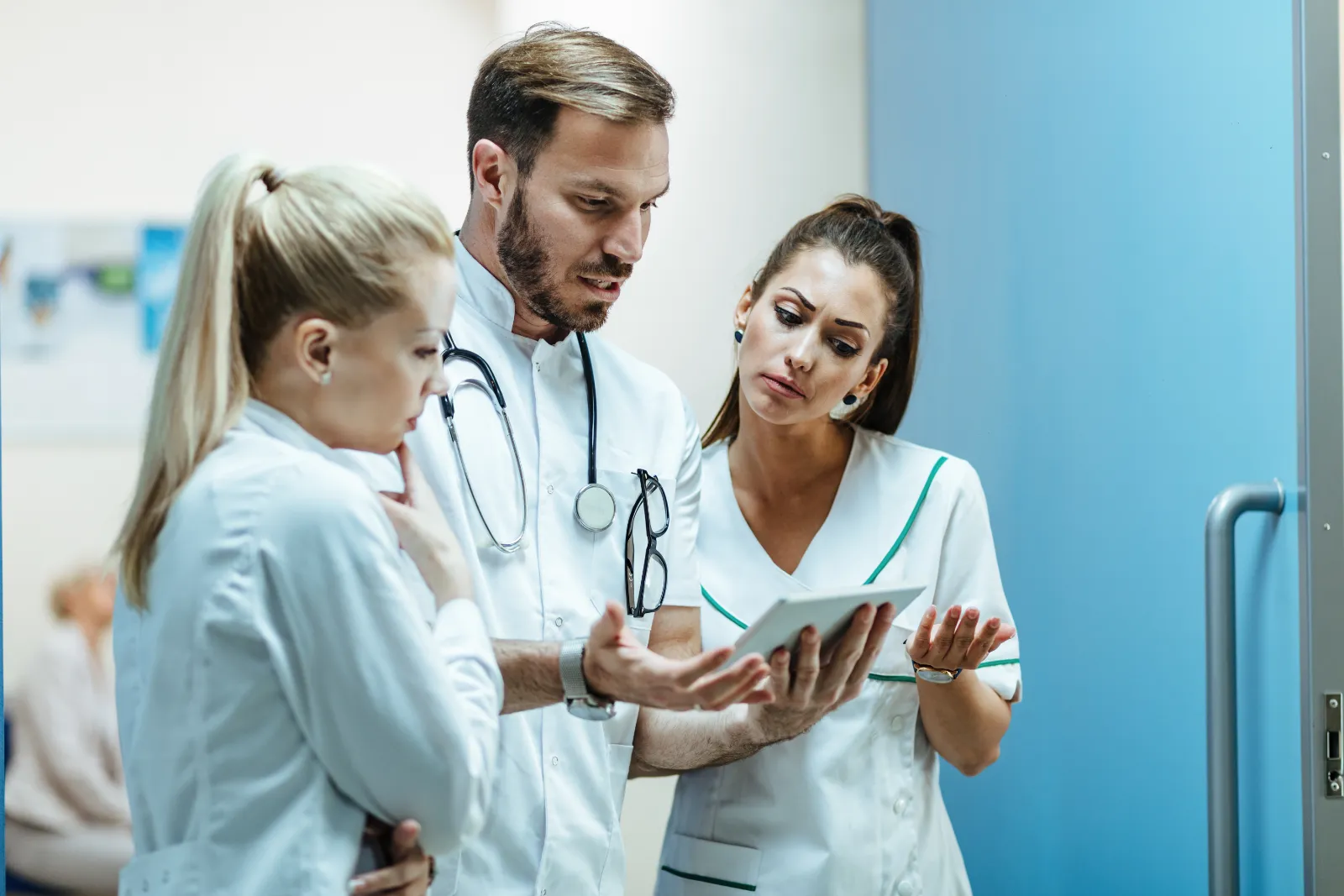 Medico e infermiere che consultano un tablet in ospedale
